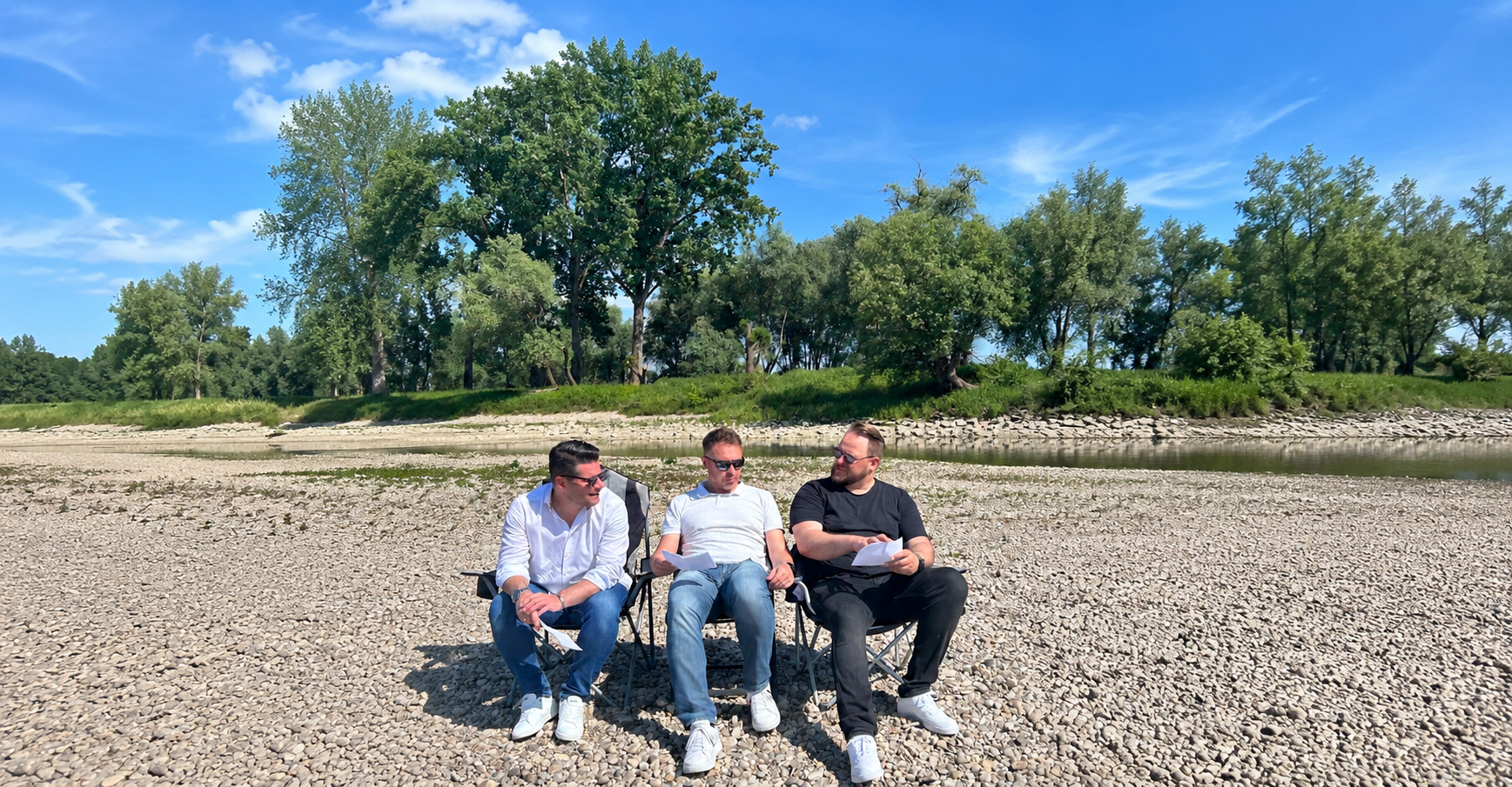 Peter Killat, Martin Siebenhandl und Christian Troidl sitzen auf Stühlen im Freien
