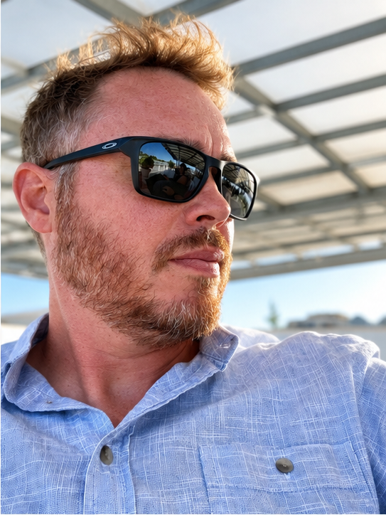 Christian Troidl mit Sonnenbrille – Portraitbild zum Blogbeitrag „Das lässt sich besser sagen“